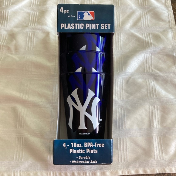 Boelter New York Yankees/MLB Plastic Pint Glasses Set of 4 New In Box - Picture 1 of 4